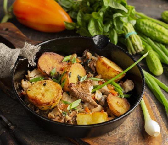 Картошка с грибами и курицей на сковороде — идеальное сочетание - Основные блюда и гарниры Картошка с грибами и курицей на сковороде — идеальное сочетание