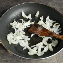 Обжариваем репчатый лук