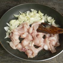 Выкладываем нарезанную курицу и обжариваем несколько минут 