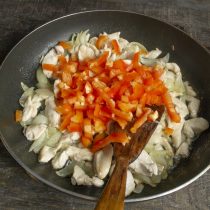 Добавляем нарезанный болгарский перец к курице и луку