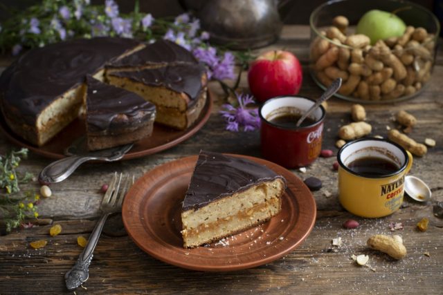 Оригинальный пирог с яблоками и сухофруктами