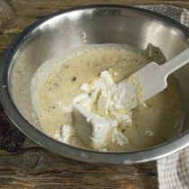 Перекладываем сухофрукты с йогуртом и сахаром в миску, добавляем творог