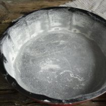 Форму смазываем сливочным маслом, посыпаем мукой