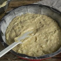 Выкладываем тесто в форму, разравниваем лопаткой