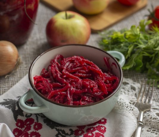 Свекольный зимний салат — вкусный и яркий