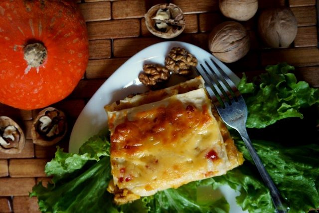 Вегетарианская лазанья с тыквой и грецкими орехами готова