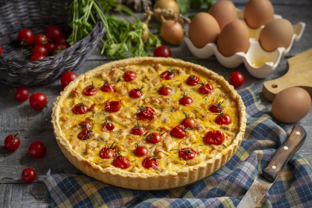 Вкусный киш с курицей и помидорами черри