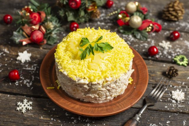 Новогодний салат с курицей и ананасом Новогодний салат с курицей и ананасом