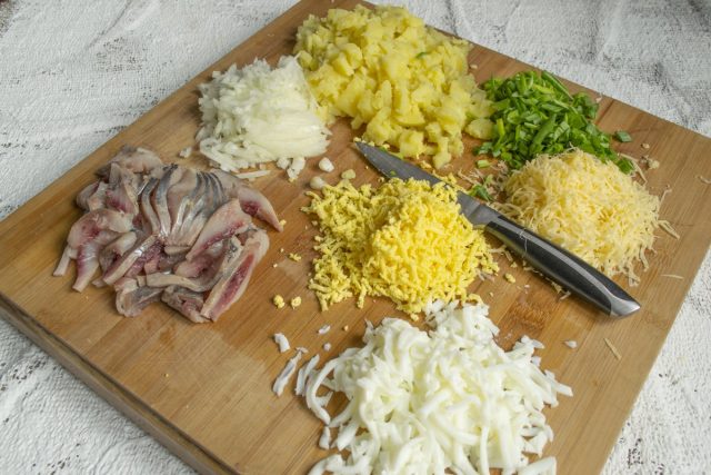 Подготавливаем продукты для сельди под шубой