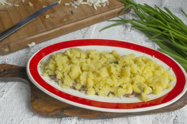 Кладём нарезанный картофель