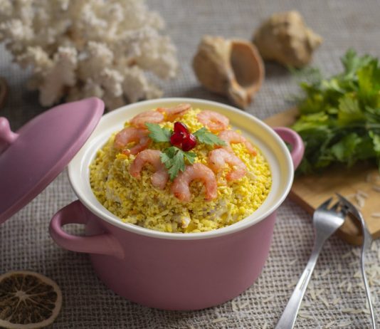 Вкусный салат с кальмарами и крабовыми палочками