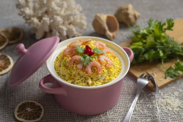Вкусный салат с кальмарами и крабовыми палочками Вкусный салат с кальмарами и крабовыми палочками