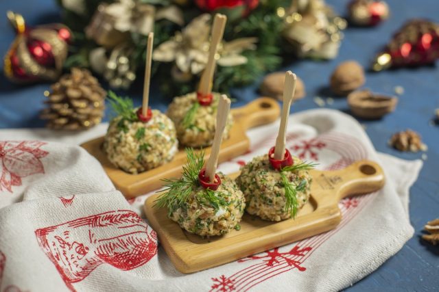 Праздничная закуска «Ёлочные шары» с сыром и курицей Праздничная закуска «Ёлочные шары» с сыром и курицей