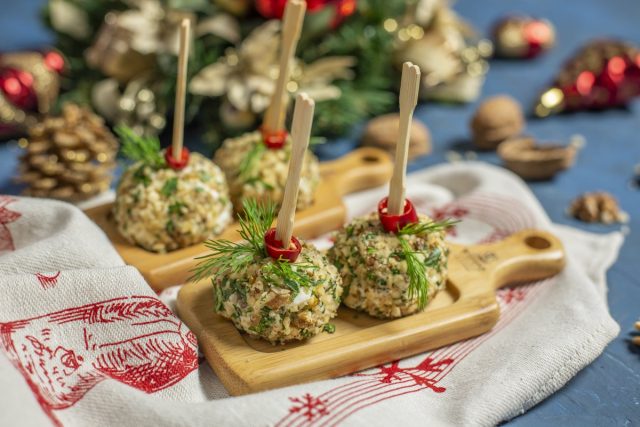 Праздничная закуска «Ёлочные шары» с сыром и курицей