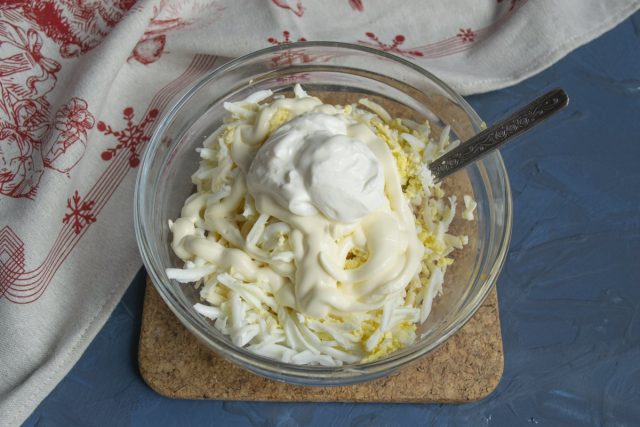 По вкусу солим, перчим, приправляем салат сметаной и майонезом