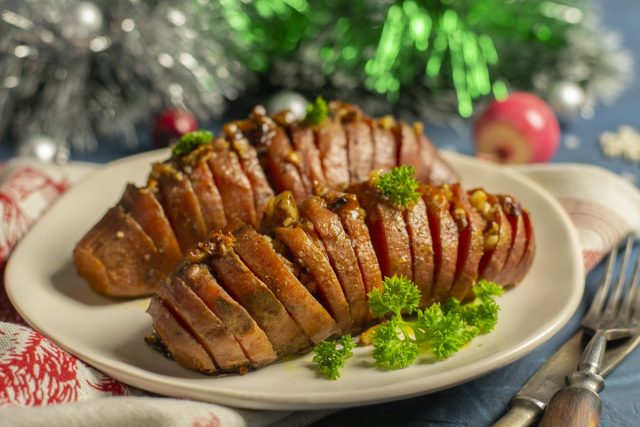 Запеченный батат с мёдом и орехами Запеченный батат с мёдом и орехами