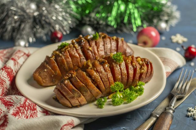 Запеченный батат с мёдом и орехами