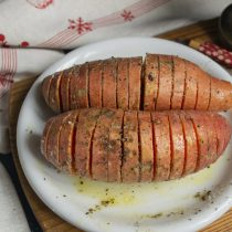 Посыпаем картофель крупной солью и чёрным перцем