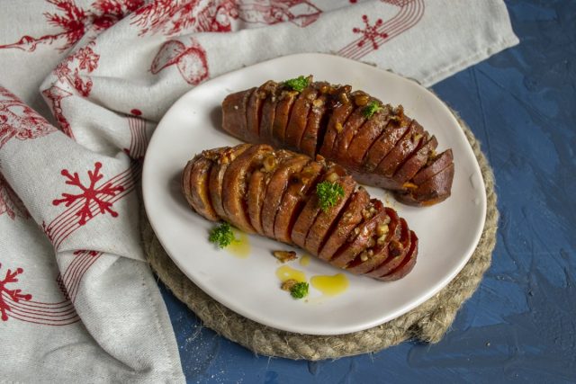 Запеченный сладкий картофель с мёдом и орехами готов