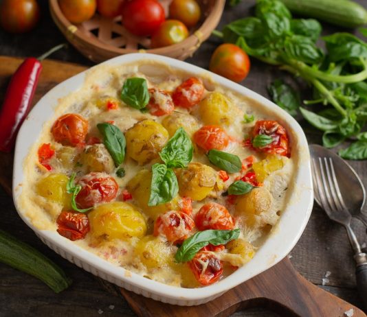 Аппетитная курица с картошкой в духовке под белым соусом