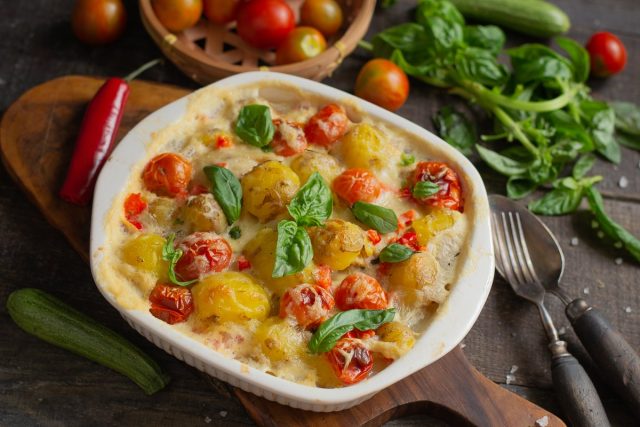 Аппетитная курица с картошкой в духовке под белым соусом Аппетитная курица с картошкой в духовке под белым соусом