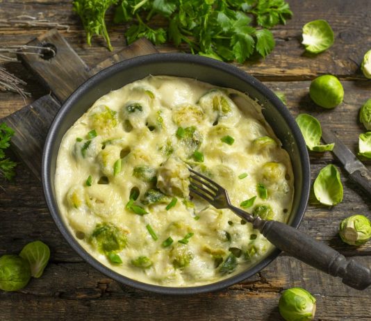 Брюссельская капуста в сливочном соусе под сырной корочкой