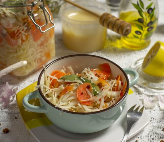 Быстрая маринованная капуста с мёдом и изюмом