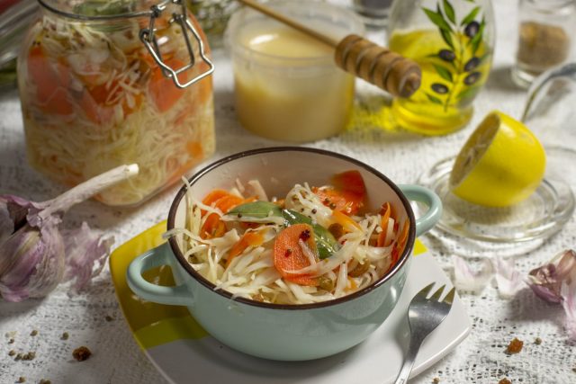 Быстрая маринованная капуста с мёдом и изюмом Быстрая маринованная капуста с мёдом и изюмом
