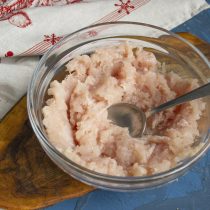 Пропускаем нарезанное мясо через мясорубку или рубим ножом