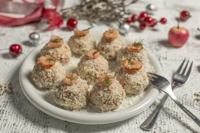 Закуска «Рафаэлло» из копченой курицы с грецкими орехами Закуска «Рафаэлло» из копченой курицы с грецкими орехами