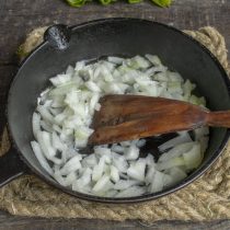 Обжариваем лук