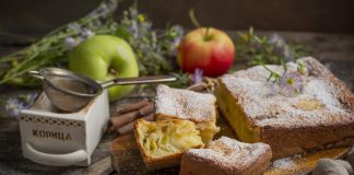 Пышная творожная шарлотка с яблоками