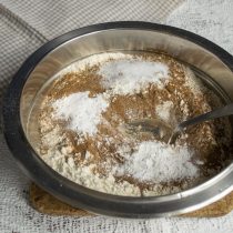 Насыпаем по чайной ложке питьевой соды, соли и пекарского порошка, перемешиваем Насыпаем по чайной ложке питьевой соды, соли и пекарского порошка, перемешиваем