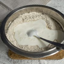 Наливаем в миску простоквашу или другой кисломолочный продукт Наливаем в миску простоквашу или другой кисломолочный продукт