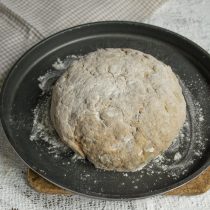 Выкладываем тесто на посыпанный мукой стол, собираем в шар Выкладываем тесто на посыпанный мукой стол, собираем в шар