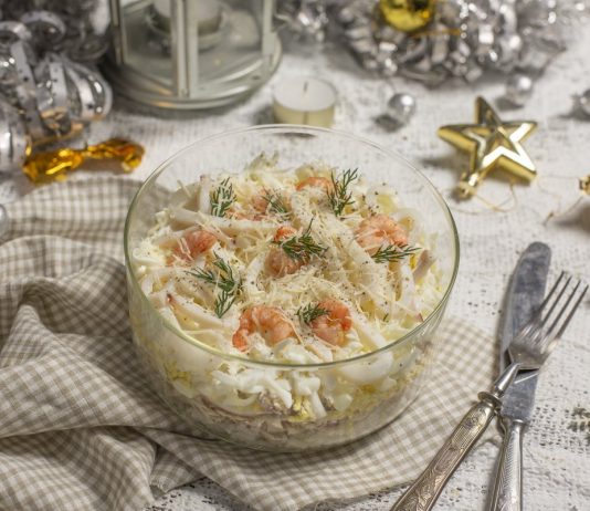 Слоеный салат «Афродита» с кальмарами, креветками и курицей
