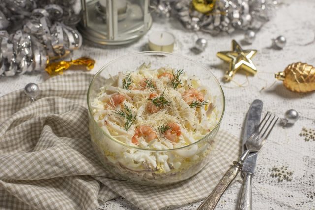 Слоеный салат «Афродита» с кальмарами, креветками и курицей Слоеный салат «Афродита» с кальмарами, креветками и курицей