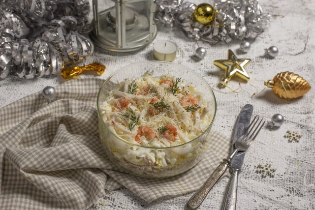 Слоеный салат «Афродита» с кальмарами, креветками и курицей Слоеный салат «Афродита» с кальмарами, креветками и курицей