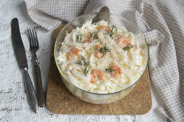 Слоеный салат «Афродита» с кальмарами, креветками и курицей готов Слоеный салат «Афродита» с кальмарами, креветками и курицей готов