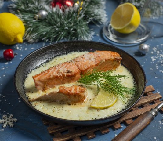 Запеченная форель в сливочном соусе с кокосом к празднику - Основные блюда и гарниры Запеченная форель в сливочном соусе с кокосом к празднику