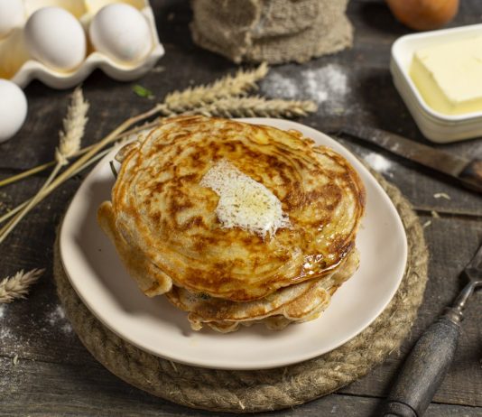 Блины с припёком — пышные блинчики с чеддером, яйцом и луком