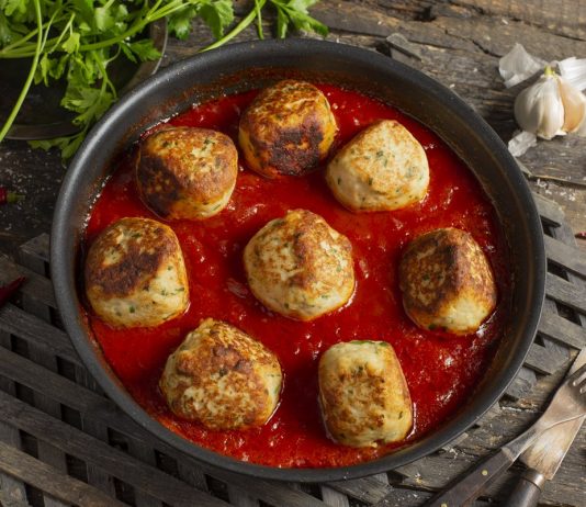 Большие куриные фрикадельки в томатном соусе по-итальянски