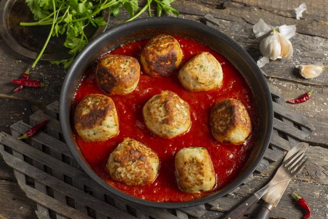 Большие куриные фрикадельки в томатном соусе по-итальянски Большие куриные фрикадельки в томатном соусе по-итальянски