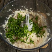 Добавляем петрушку к куриному мясу