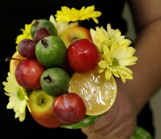 Букет из фруктов своими руками — оригинальный подарок к празднику