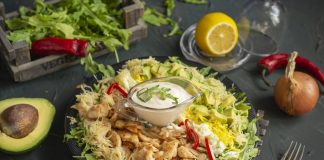 Кобб салат, или не перемешанный салат, с курицей и рукколой