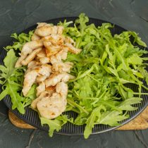 Выкладываем обжаренное куриное филе полоской