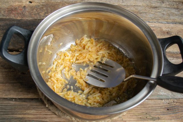  Обжариваем нарезанный лук в разогретом масле, добавляем специи по вкусу, перчим