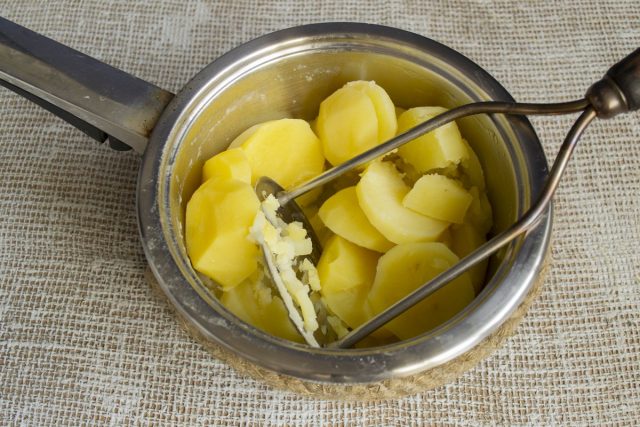 Отвариваем картофель и разминаем 