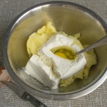 Разбиваем в миску крупное куриное яйцо